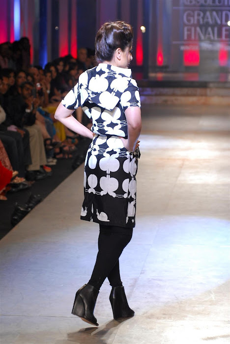 kareena kapoor stopper for designer kallol datta at lfw 2012. latest photos