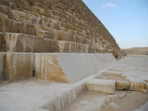 Imagen: Base con restos del recubrimiento de bloques de piedra caliza blanca de la pirámide de Keops.