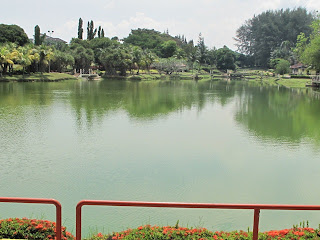 Foto 4: Taman dan tasik yang damai