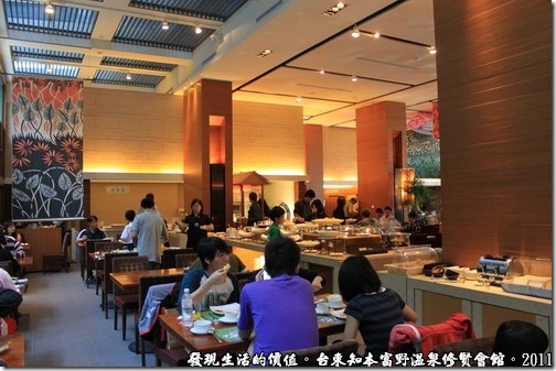知本富野溫泉休閒會館，飯店早餐的自助餐廳。大約可座100個客人左右。