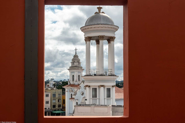 Vista das torres da Igreja do Rosário e da Igreja Presbiteriana Independente a partir do Mirante Marumbi