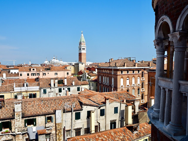 Scala Contarini del Bovolo -  výhled na Benátky