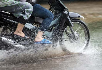Pertimbangan Memilih Perlengkapan Berkendara Saat Musim Hujan