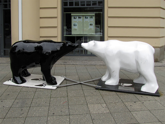 “Black & White Buddy Bears designed by Ricky Racoon, Kurfürstendam 59, Berlin