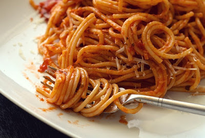 spaghetti bolonese na talerzu nawinięte na widelec