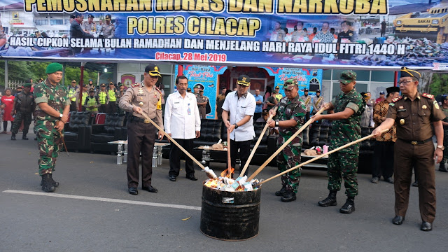 Ribuan Botol Miras dan Obat Terlarang Dimusnahkan