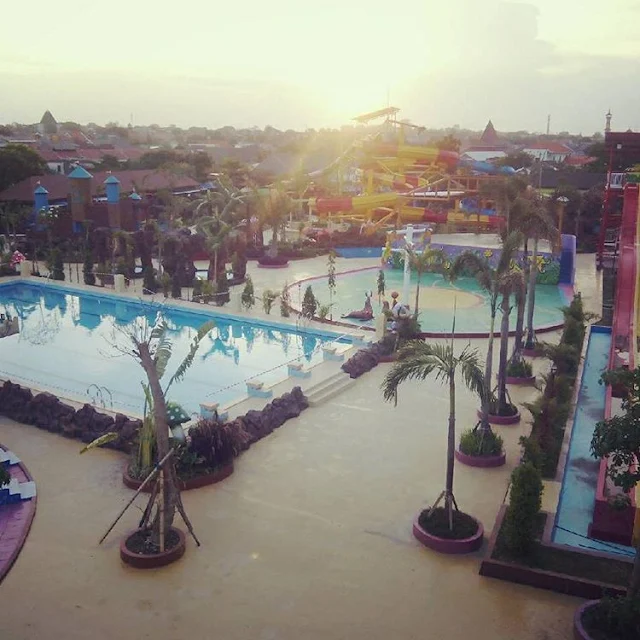 foto sunset di dynasty water world gresik