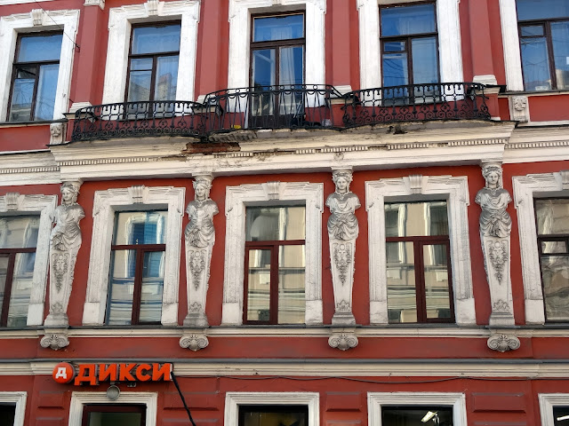 palais caryatides rouge