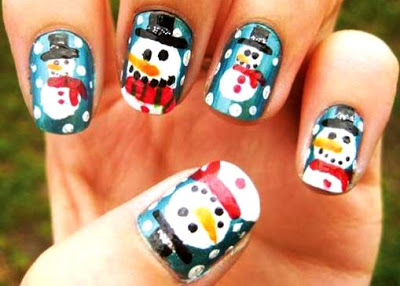 Foto de uñas con diseño de muñecos de nieve