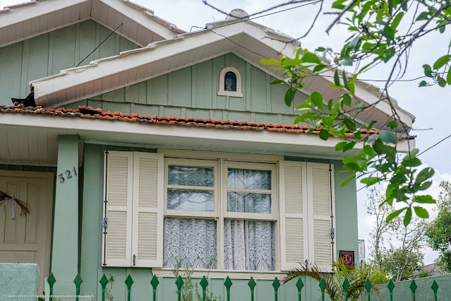 Casa de madeira com capelinha - detalhe