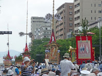 烏丸通を超えれば新町が近づいて来た。