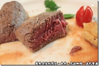 尼法咖啡，法式餐廳。酥皮烤牛菲力，酥皮扒開後就露出了鮮嫩的菲力牛肉，先用刀子把牛肉壓平後再用叉子插到要切開的牛肉位置，然後用刀子順著叉子切開，就可以切出漂亮的菲力薄片了。