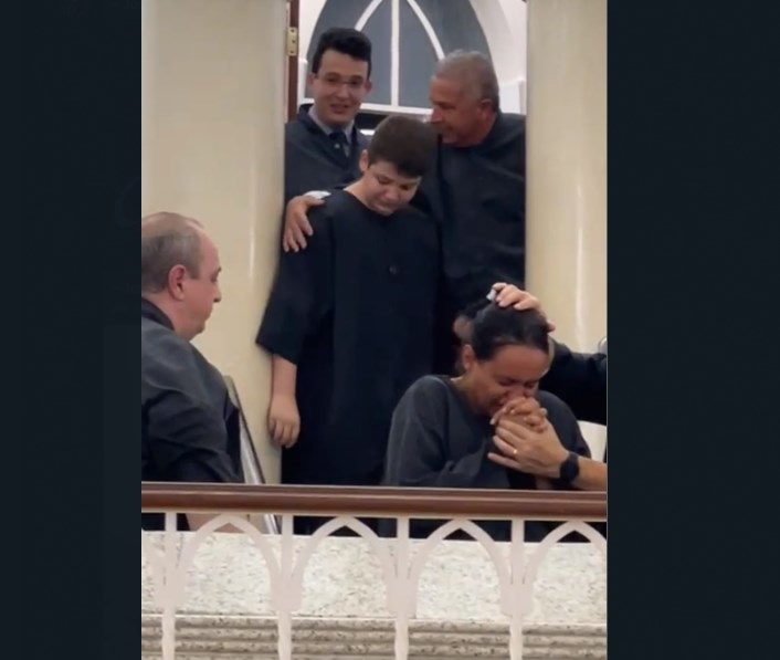 O menino que o diácono abraçou é neto dele 😇 Batismo no Braz ontem Veja Vídeo