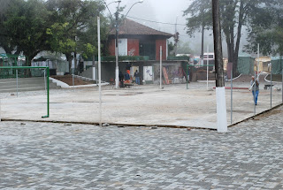 No Alto, a Secretaria de Obras e Serviços Públicos faz a limpeza da Praça da Feirinha e também na colocação de uma grade na quadra de esportes