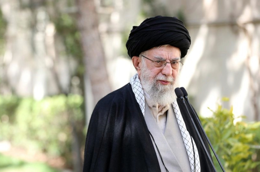 O aiatolá Ali Khamenei, autoridade máxima do Irã, afirmou que o país investiga o caso e irá identificar os autores do crime | Foto: EFE/EPA/Iranian Supreme Leader Office