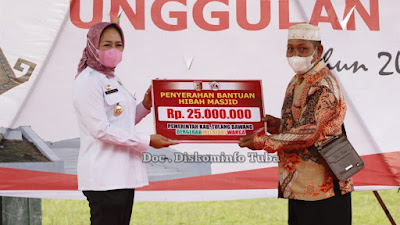 Kunker Ke Kecamatan Banjar Margo, Winarti Hibahkan Kitab Suci Al Qur'an & Program BMW