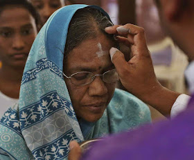 Quarta-feira de Cinzas, o sacerdote reza 'Lembrate que és pó, e pó te hás de tornar'. Na catedral São José em Hyderabad, India.