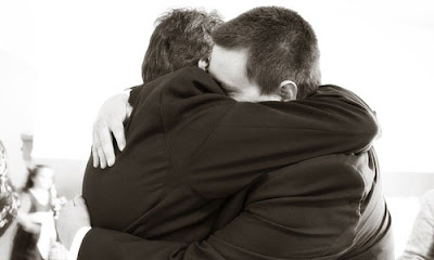 7 Ways To Strengthen Dad-son Bond,man hug other man men hugging ,رجل يحضن رجل رجلان يحضنان بعض