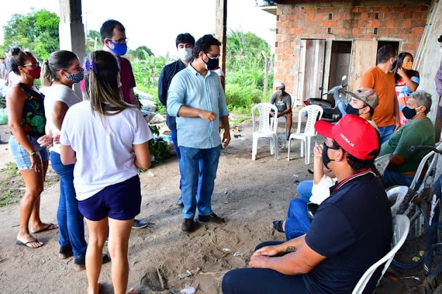 Presente na ocasião da distribuição, em Marí, a secretária de assistência social do município de Bom Jesus, localizado no Alto Sertão paraibano, Renata Taís Bandeira, comemorou. “Bom Jesus ter sido beneficiado pelo PAA foi algo providencial. Neste momento de pandemia são muitas famílias que se encontram em situação de vulnerabilidade. Essa ajuda possibilita mesa farta para centenas de famílias do nosso município”, enfatiza.  Nos municípios beneficiados, a população reage com alegria à chegada dos alimentos. Josefa Pereira Leite, de Bom Jesus, é uma dessas pessoas: “Recebo esse alimento do PAA com muita alegria, pois isso, ajudará a mim e a meus filhos. Também fico feliz em ver a população aguardando para receber o alimento que com certeza é coisa de Deus”.  Fabiana dos Santos, moradora do município de Serra Branca, também agradeceu à Prefeitura e ao Governo da Paraíba pela parceria que ajuda as famílias que mais necessitam. “No meio da pandemia é difícil ter uma família que não necessite de ajuda. Então é de muita importância esse programa chegar a Serra Branca. Hoje recebemos a polpa e a macaxeira, mas eu acredito que outros benefícios virão e eu agradeço, desde já, por essa oportunidade”, afirmou.