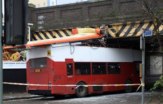 Ônibus não coube dentro do túnel