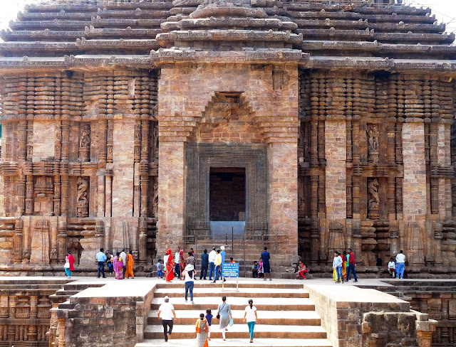 The entrance to the jagamohana or assembly hall (mandapa), with a stepped corbel arch, at the Konark Sun Temple, Orissa