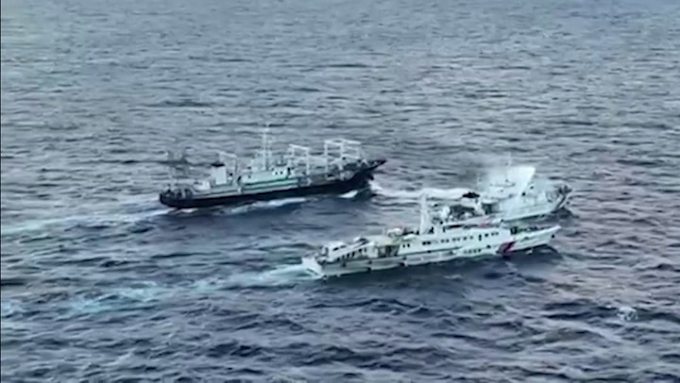China vigila a embarcaciones filipinas que se reúnen ilegalmente en aguas frente a costa de Huangyan Dao