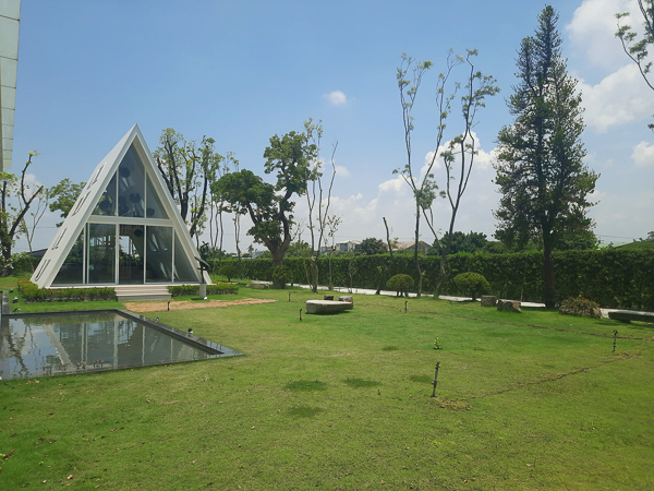 台南善化御飯糰玻璃屋白色三角形建築，富聿建設網美拍照打卡點