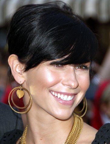 very short hair styles 2011 for women. short haircuts 2011 for women.