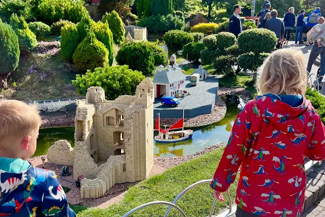 Children looking at English landmarks made from LEGO at LEGOLANDS miniland