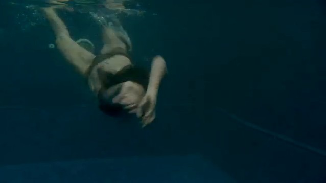 depe-renang-di-film-pacar-hantu-perawan (4).jpg
