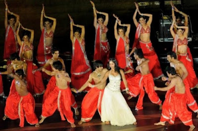 Bollywood dazzling beauty Katrina Kaif performed to the Oscar winning number “Jai Ho” along with a troupe of dancers.