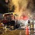 Manifestantes queimam ônibus e agridem bombeiros em noite de protestos em Natal