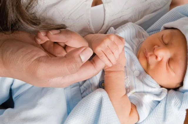 Ладонный хватательный рефлекс пропадает у младенцев после 3-х месяцев