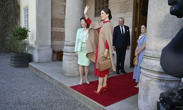 Queen Mary wore a red dress by Danish couturier Birgit Hallstein. Queen Silvia wore a turquese jacket and skirt by Georg et Arend