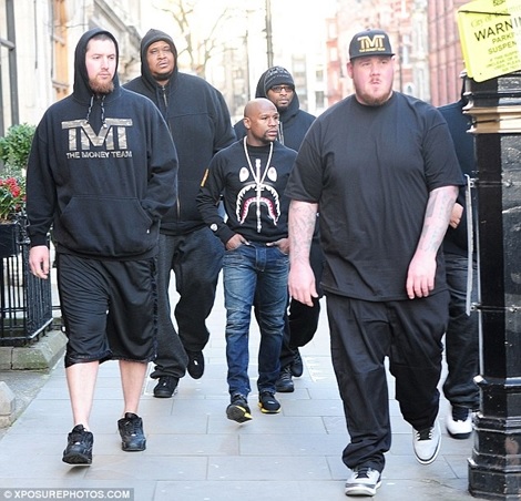 Hilarious Photo: Floyd Mayweather Dwarfed in the Middle of His Burly Bodyguards (Photos)