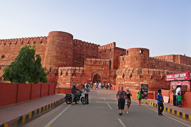 10 Best Places To visit In Agra