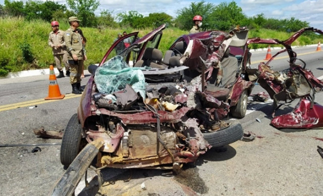 Cinco pessoas morrem em colisão entre carro e caminhão no Sertão de Pernambuco