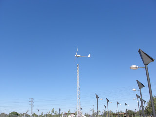 aerogenerador pequeño orilla del Ebro farola solar