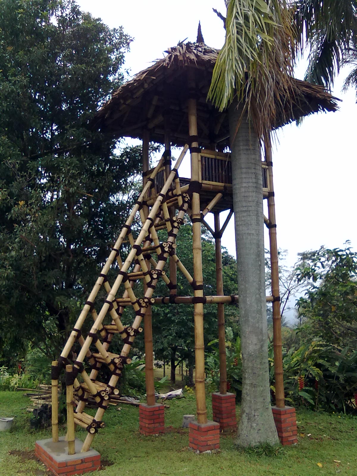 gazebo kerajinan  dari  bambu