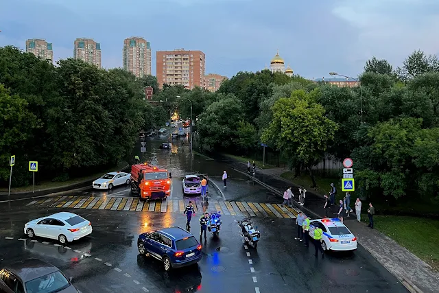 вид со 2-го Ростокинского моста, затопленная Малахитовая улица, потоп