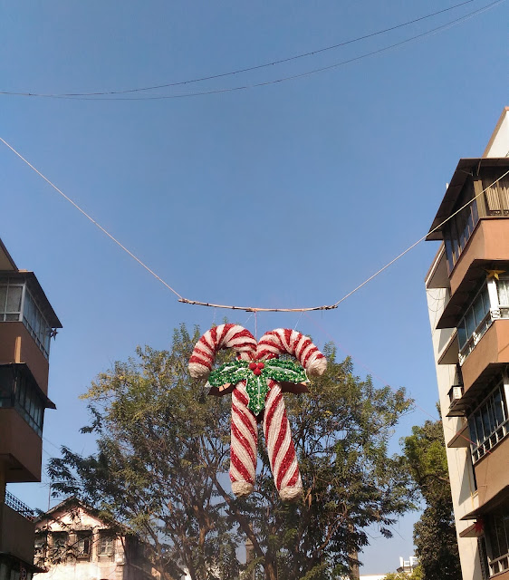 Dayle Pereira of the blog Style File reviews the ASUS Zenfone 2 Laser smartphone with a picture taken by the phone camera of an oversized candy cane ornament 