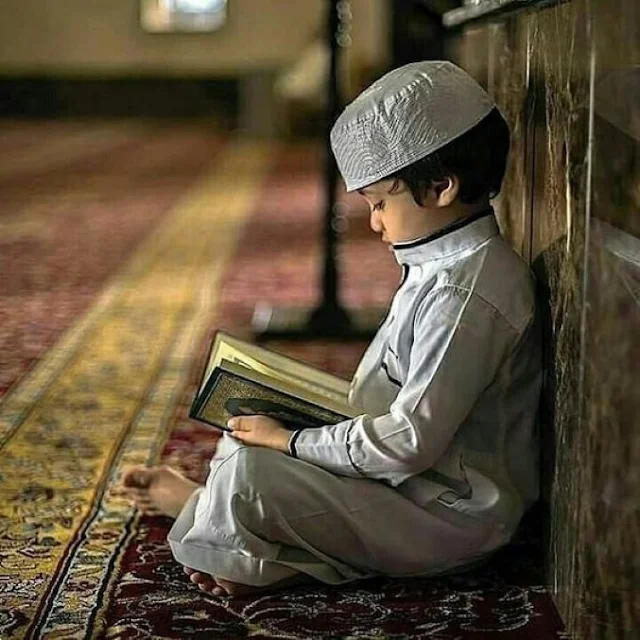 طفل صغير يقرأ القرآن الكريم فى المسجد، بروفايل اسلامي