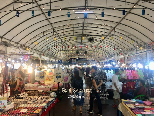 Chiang Mai Night Bazaar的攤檔