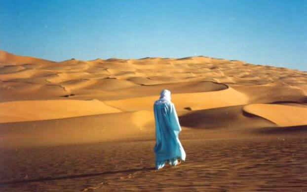 ilustrasi orang arab berjalan di padang pasir