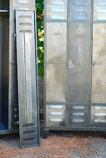 Vestiaires de l'armée française. décapage intégral. metal traité, patine graphite à la cire d'abeille type canon de fusil.