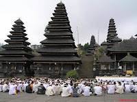 acara adat pura besakih