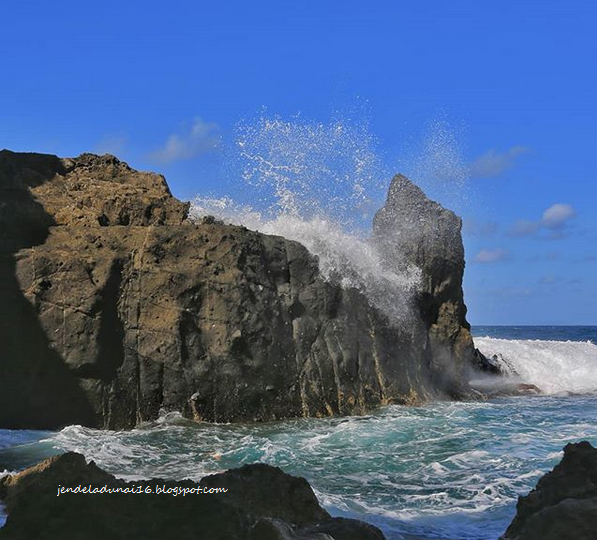 [http://FindWisata.blogspot.com] Pantai Nambung Lombok, Pantai Yang Memiliki Pesona Alam Yang Luar Biasa Dan Air Terjun Yang Berada Di Tengah Pantai