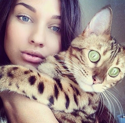 Whatsapp profile of the beautiful girl with cat