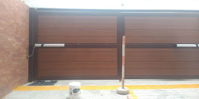 Fabricación de puertas batientes de garaje con paneles Prima Innova