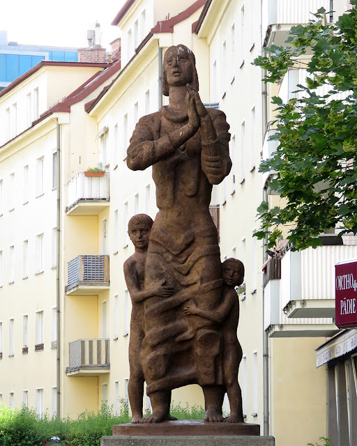 Die Waffen nieder (Lay Down Your Arms), Bertha von Suttner monument by Siegfried Charoux, Bertha-von-Suttner-Hof, Favoritenstraße, Vienna